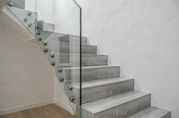 Garde-corps en verre feuilleté avec fixation par profil bas sur un escalier contemporain